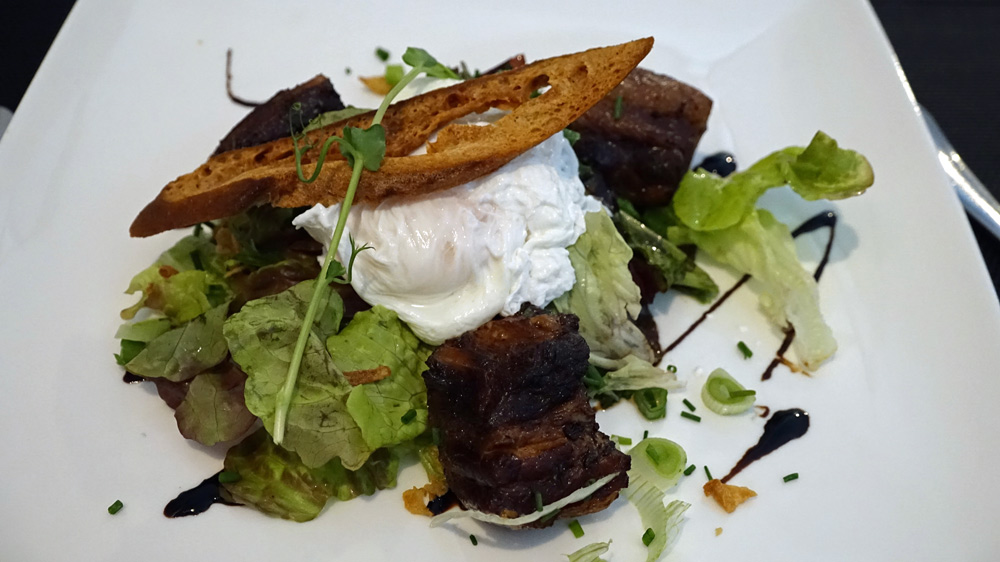 Salade de rillons au porc fermier et œuf poché