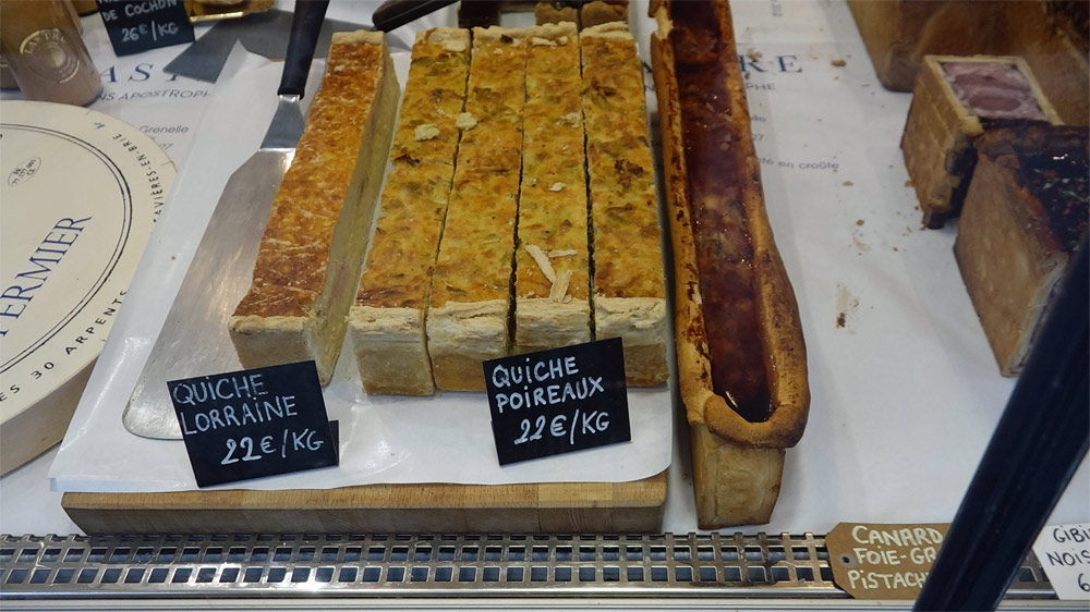 En vitrine (vue de l'extérieur)