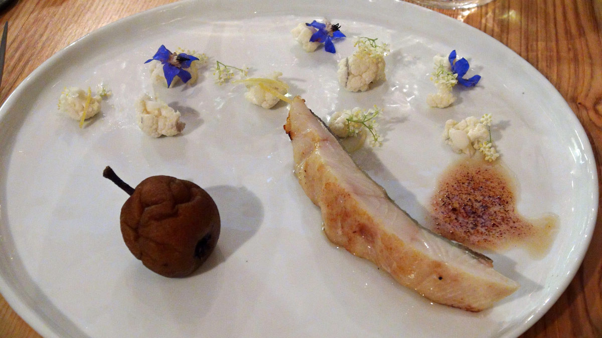 Saint-Pierre juste poêlé, choux-fleurs au vinaigre, fines lamelles de citron jaune du Mexique confit au sel, fleurs de bourrache et de sureau, poire "crapaud" au vinaigre, huile à la badiane