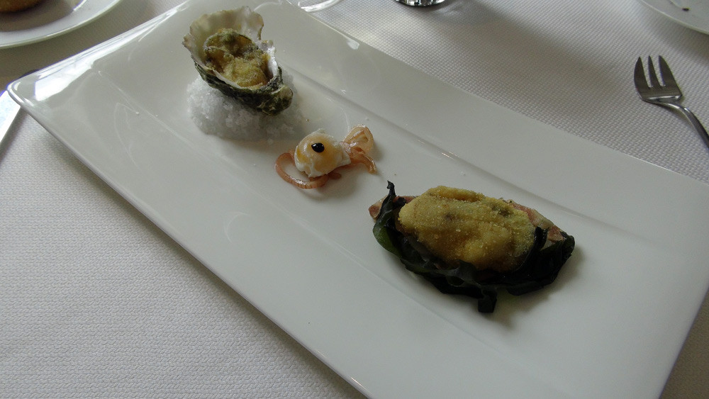 Huître rôtie dans sa coquille, oeuf de caille sur une compotée d'échalote, et tête de veau aux algues