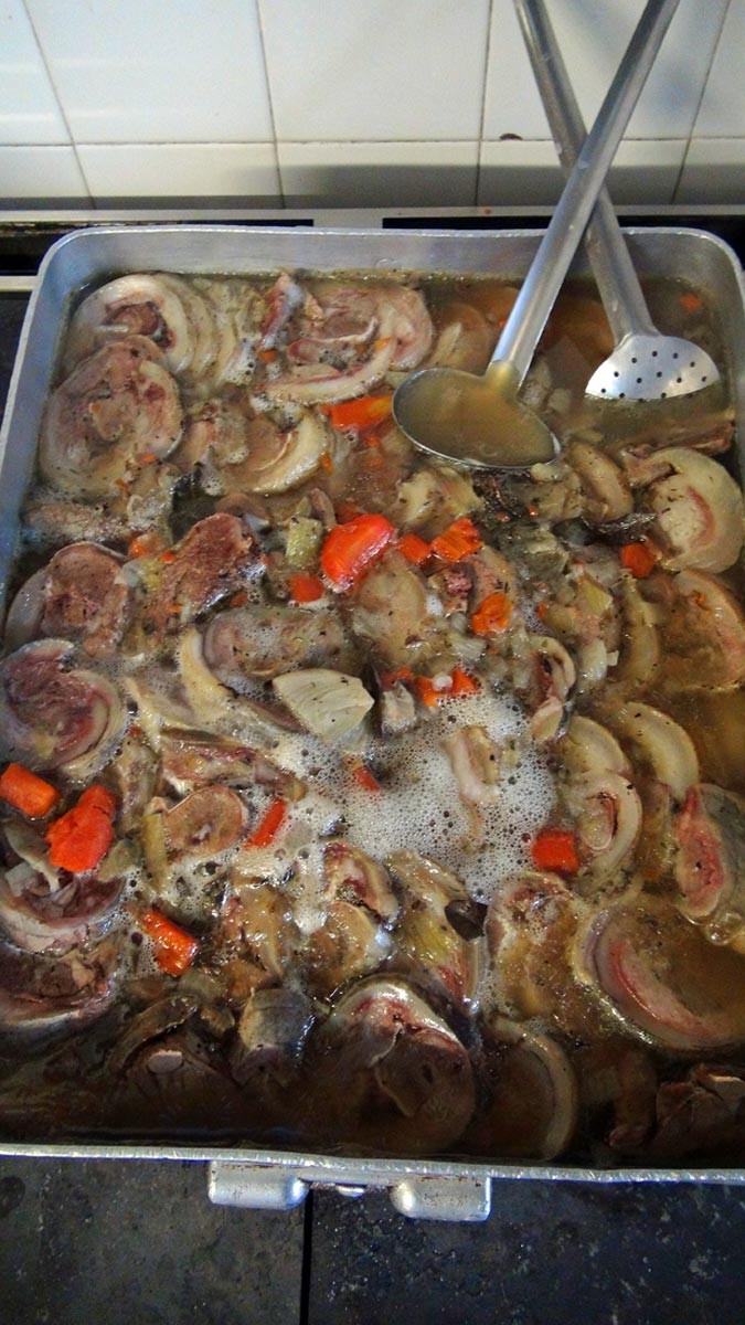 La tête de veau mijote