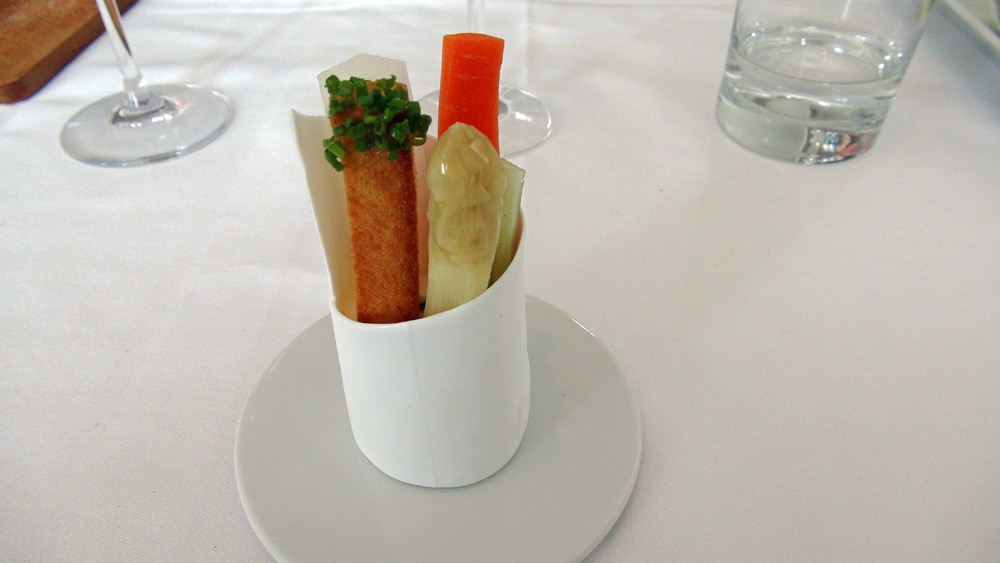 Asperge blanche, carotte, céleri, miette de pain et mayonnaise légère