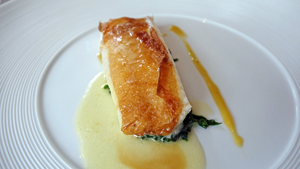 Sole cuite sur l’arête, dentelle rôtie, épinards au citron confit