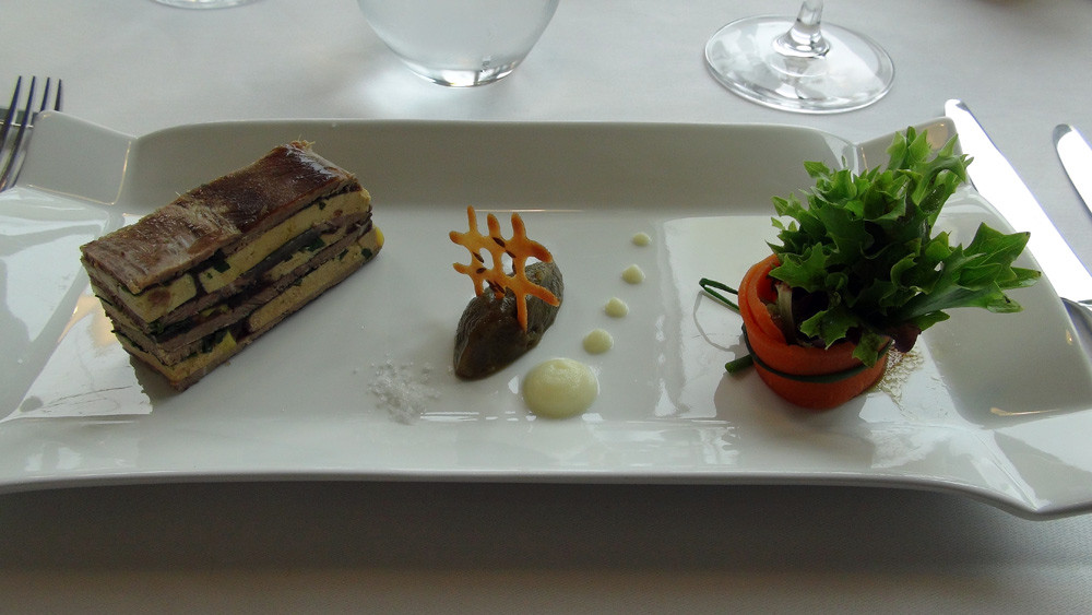 Le paleron de veau et foie gras en terrine,  caviar d’aubergine et bouquet de jeunes pousses
