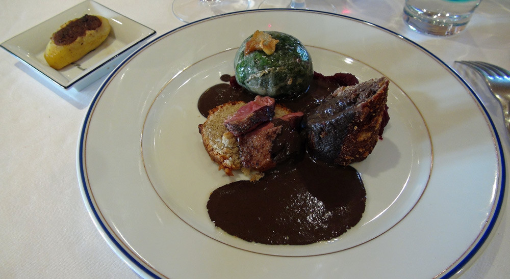 Col-vert en deux cuissons, lièvre en cromesqui, betterave rouge relevée, petite charlotte aux cèpes