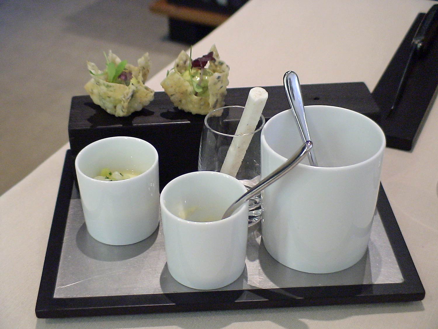Amuse-bouche : Meringue à la crevette - Flan de langoustine, encornet et asperge - Oreillette aux algues, tourteau et guacamole