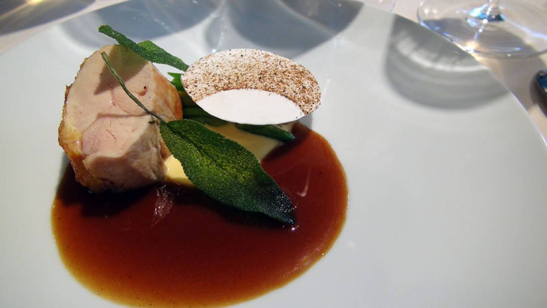 Poularde jaunes des Landes, parmesan, champignons de Paris à la poudre de cèpes et chou pointu, sauge et carotte