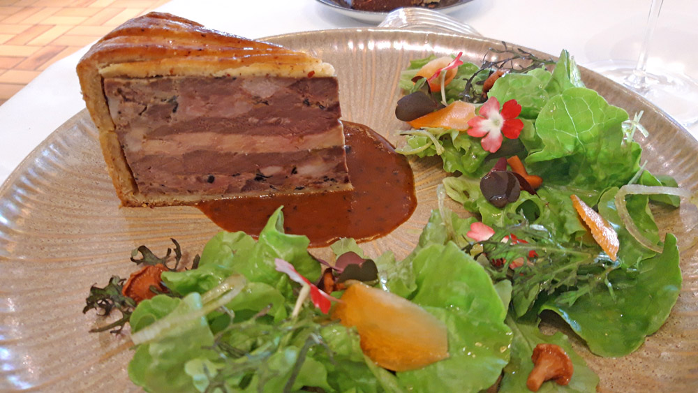 Pâté de gibiers en croûte, condiments d’automne, sauce aux truffes