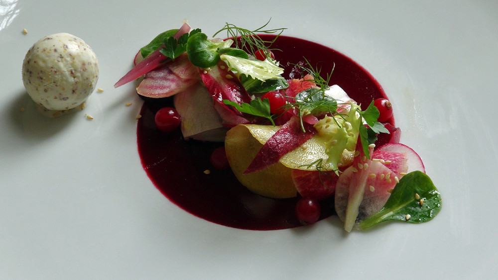 Hure de cochon au vin rouge, chantilly de foie gras & pickels de légumes
