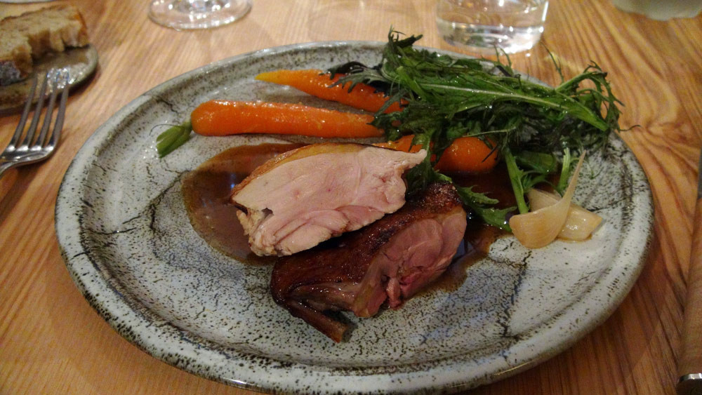 Pintade fermière d'Arville, carottes cuites à l'eau et poêlées, zestes de citron jaune et moutarde rouge