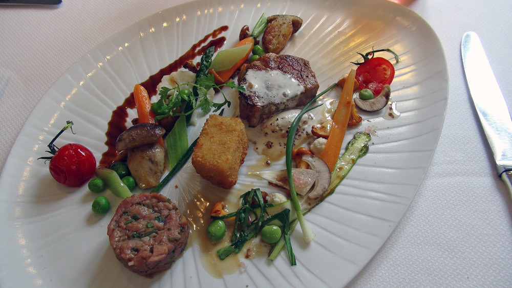 Déclinaison sur le veau, mignon, tatare et cromesquis, 