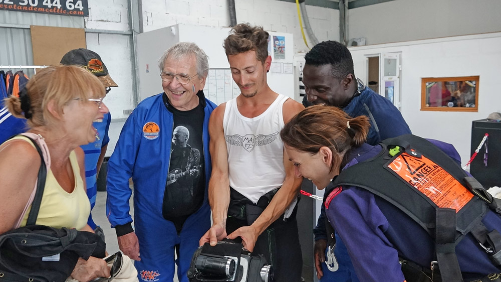 Visionnage de la sortie de l'avion et de la chute