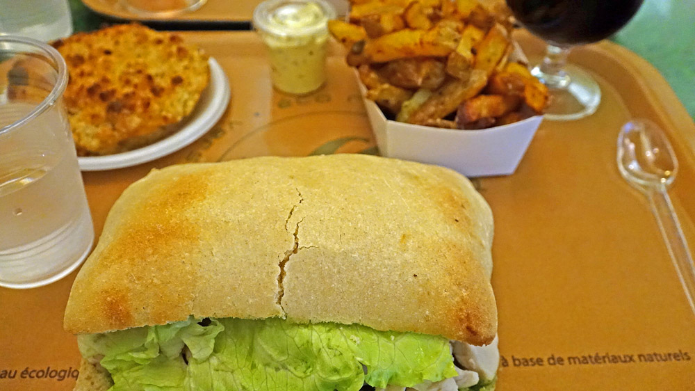La Fouace Angevine (Émincé de poulet, chèvre, champignons, salade, sauce beurre d’ail) et le Crumble aux pommes