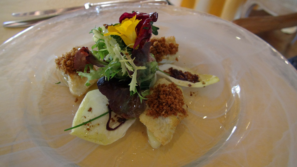 L’anguille : Le filet poêlé, mie de pain dorée aux graines de céleri, une salade assaisonnée d’une vinaigrette à l’échalote