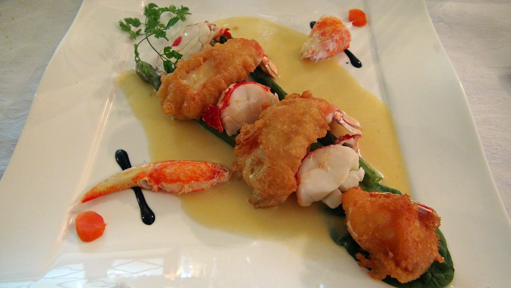 Langoustines en tempura, homard bleu, asperges vertes et sauce au poivre des montagnes