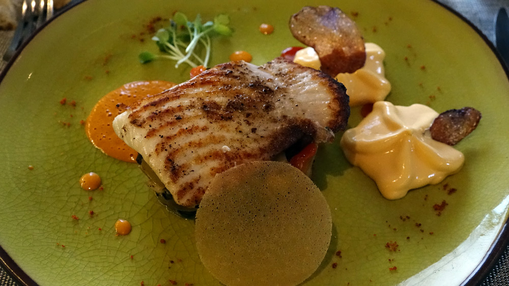 Carrelet rôti aux baies de Ma Khaen, ratatouille croquante de légumes, émulsion de Hollandaise acidulée