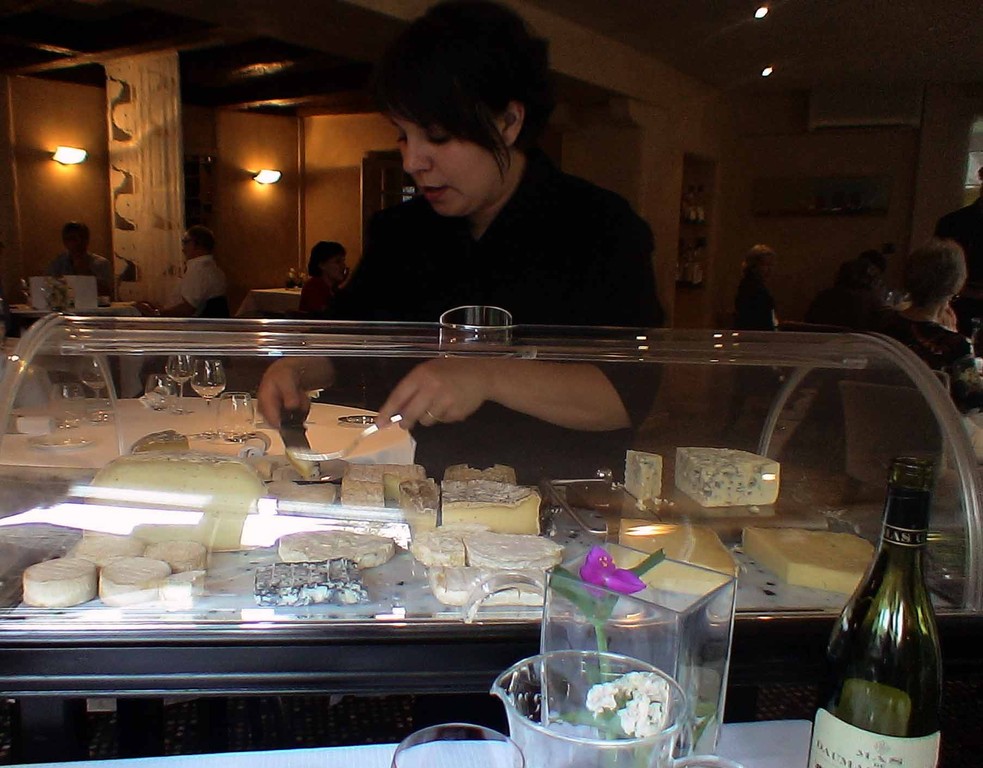 Maguy au service des fromages