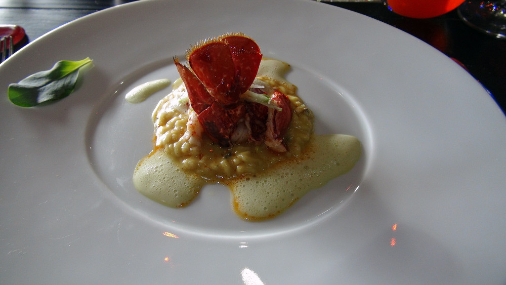 Homard rôti au beurre salé, risotto des îles, pomme granny smith, émulsion lait de coco/curry et feuille d'huitre végétale