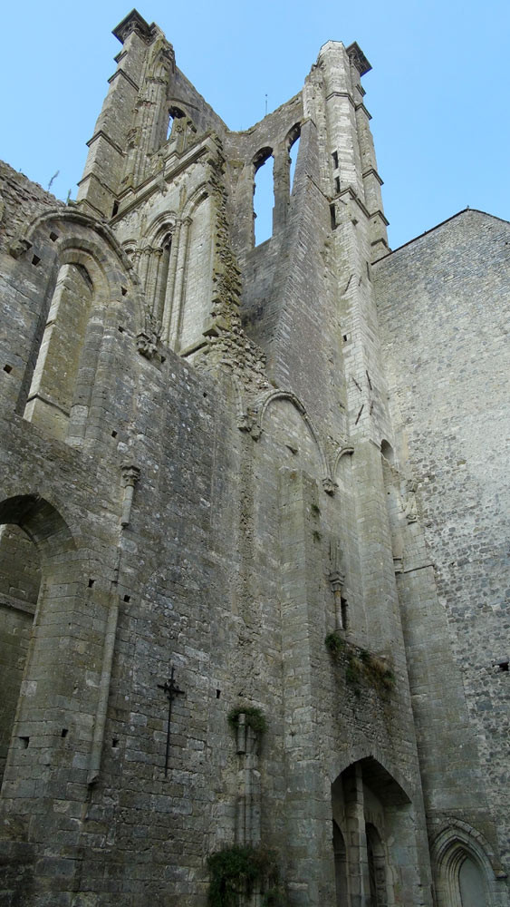 Egise de Larchant : la partie ruinée vue de l'intérieur