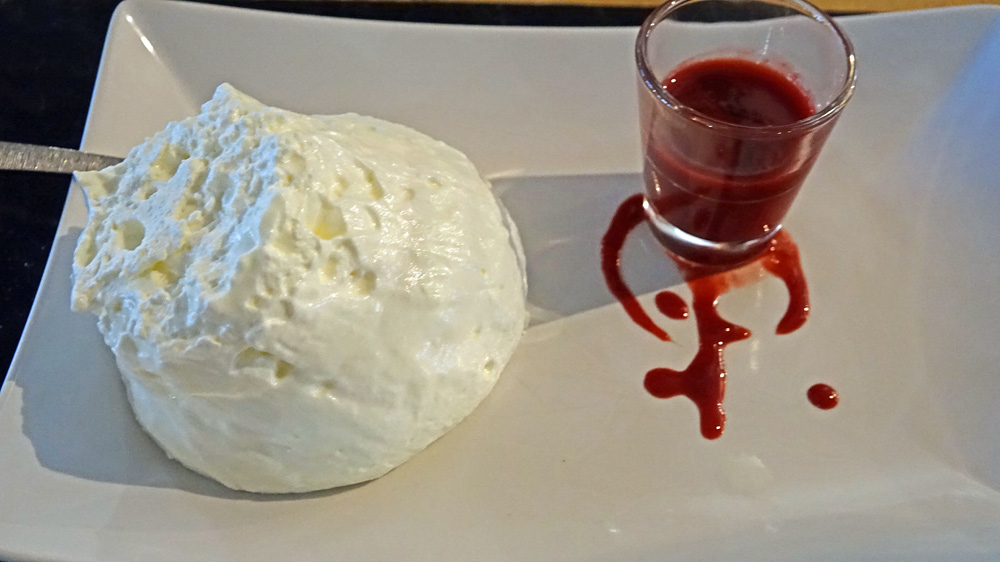 L'inoubliable Crêmet d'Anjou maison et son coulis de fruits rouges