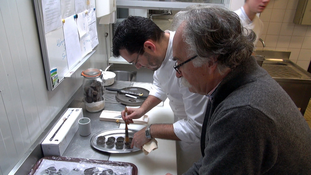 Alexis Pélissou observe Pascal Bardet bichonnant ses rondelles de truffe