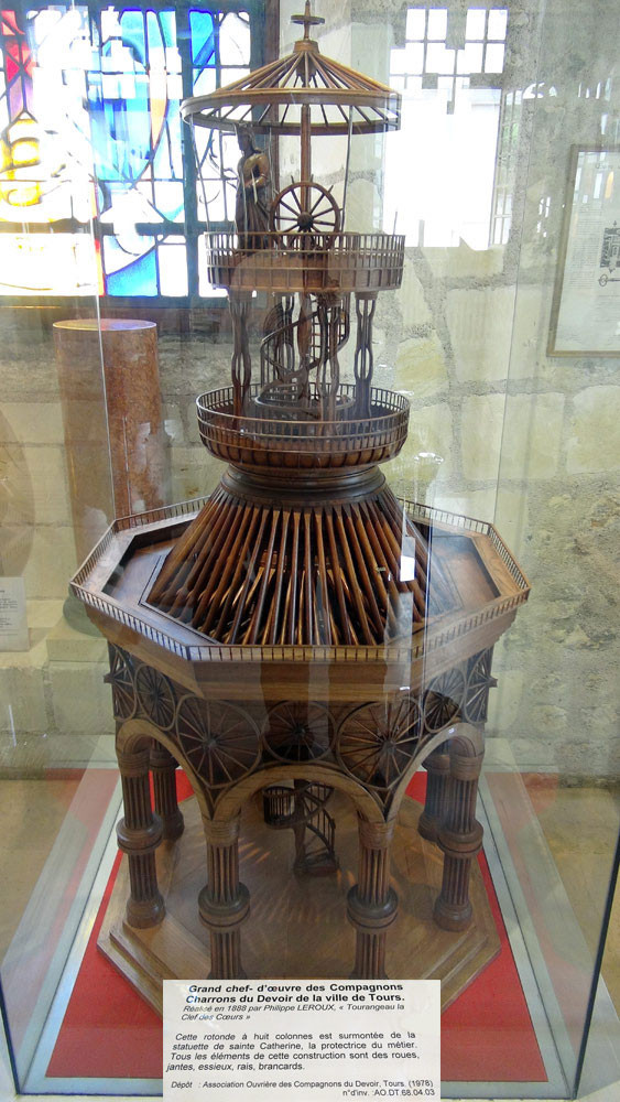 Chef-d’œuvre de Philippe Leroux dit « Tourangeau la Clef des Cœurs », rotonde faite d’éléments de carrosserie (1887-1888).
