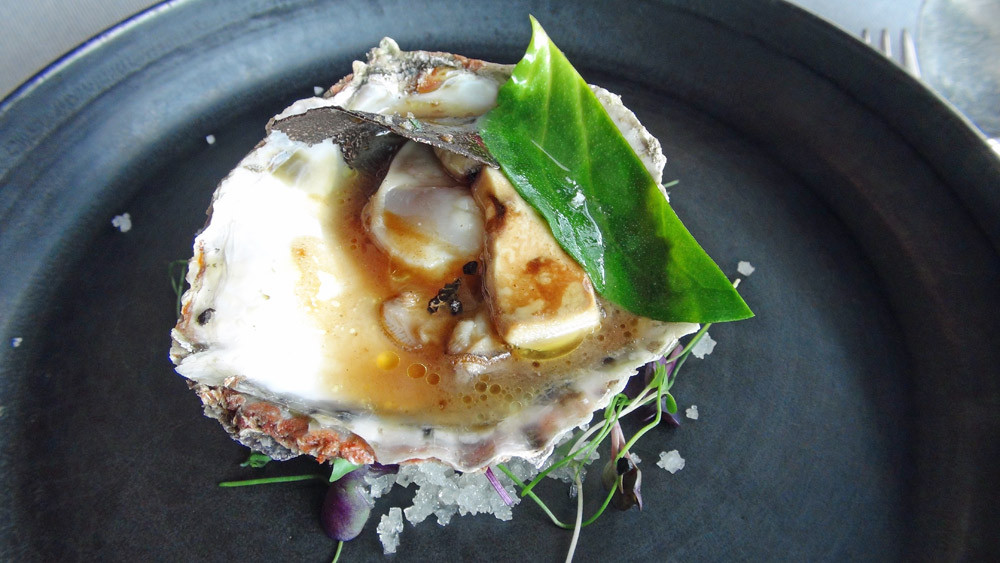 Huître plate du Golfe, foie tièdie et éclat de truffe