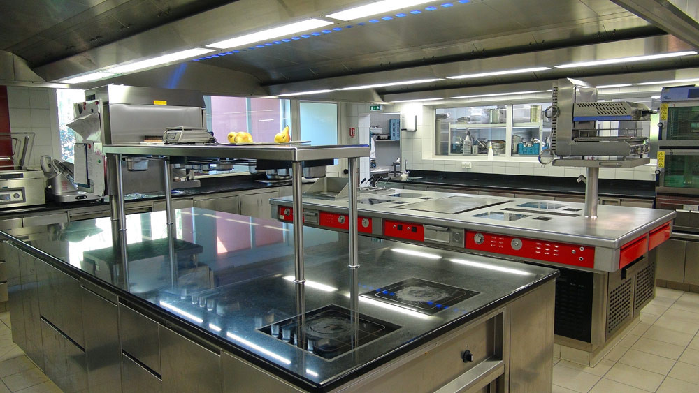 Les nouvelles cuisines avec leur plaque à induction. Il est 15 h 14 !