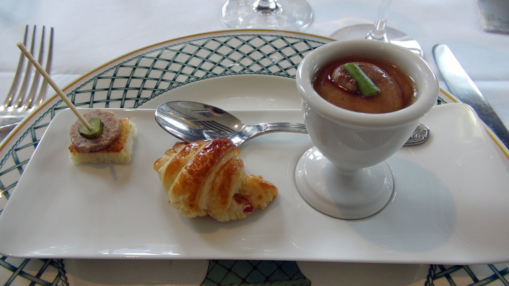 Amuse-bouche : Mousse de foie de volailles au Pineau des Charentes - Croissant au lard fumé - Rillettes de canard