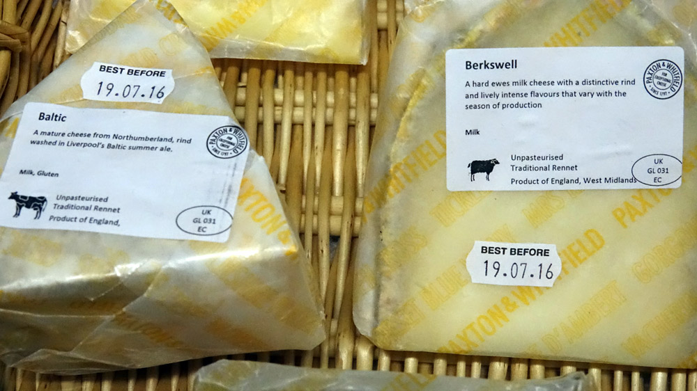 Quelques fromages encore sous leur emballage