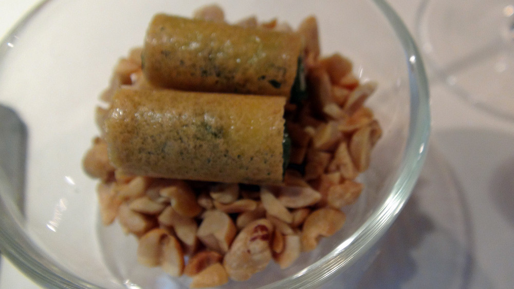  "Nem" de caramel croquant à la menthe, basilic, coriandre, concombre et gingembre