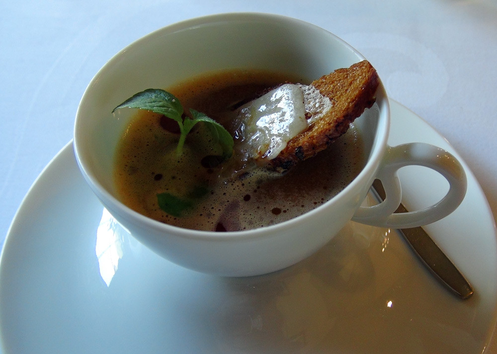 Bisque de homard et son crouton aillé au parmesan