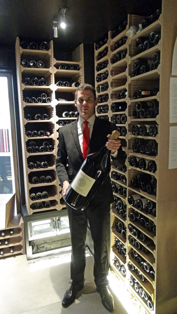 Josselin Saillard et sa "petite" bouteille d'Irouléguy de chez Riouspeyrous