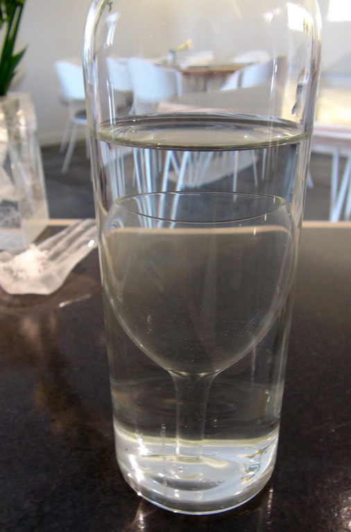 L'étrange carafe d'eau et son verre intérieur