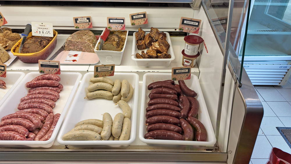 Grosses saucisses, Boudin blanc campagnard, Boudin noir,  Terrine de jambonnette, Rillette ...