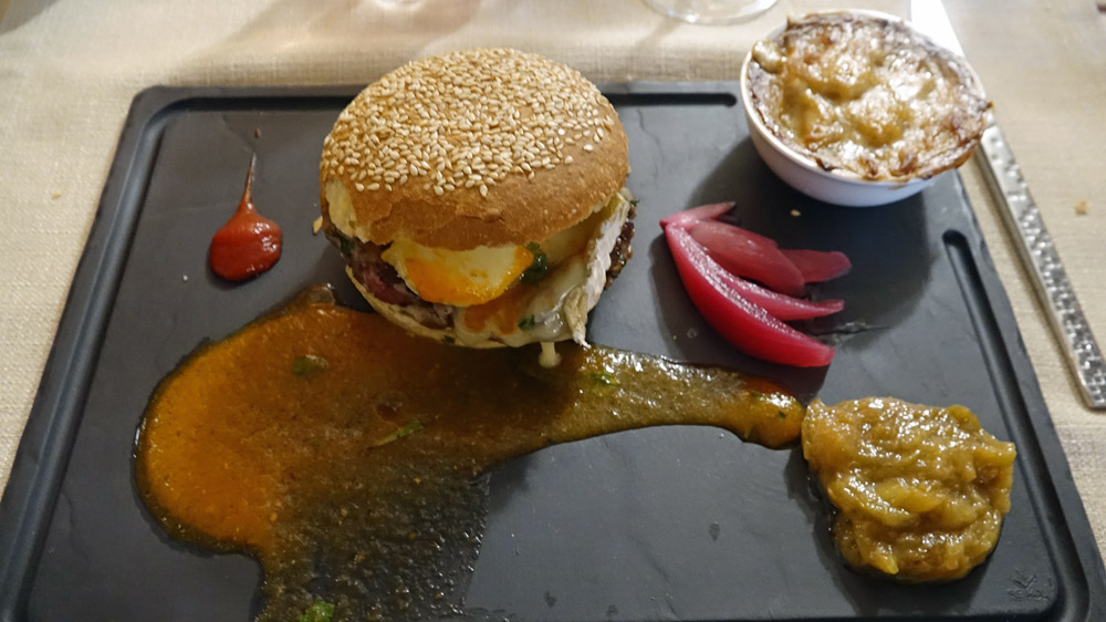Hamburger de bœuf français, mesclun de salade aux fines herbes