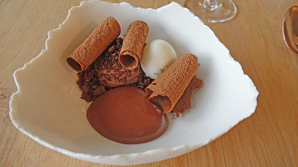 Ganache au chocolat, sablé au chocolat et grué de cacao, tuiles cigarette au chocolat, sorbet au jus de cacao frais, et émulsion tiède chocolat/whisky tourbé.