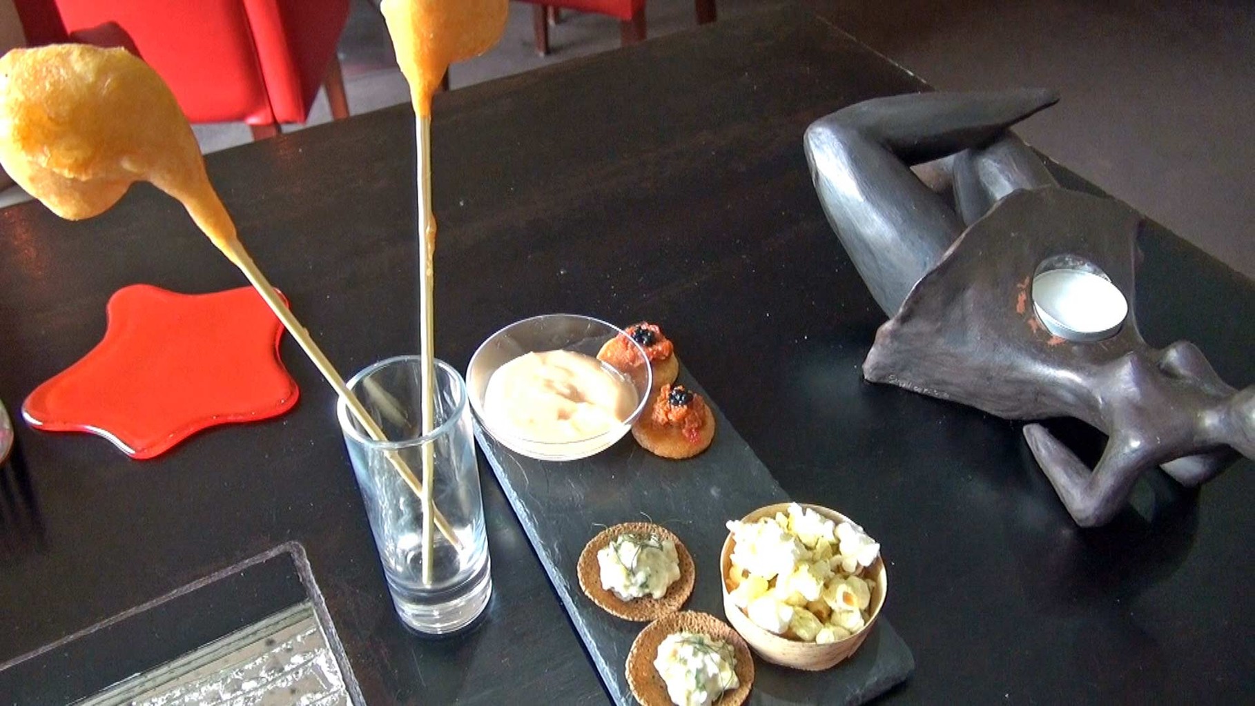  Beignets de crevettes et leur sauce coktail - Pop corn au curry - Sablé parmesan/tomate et oeufs d'avruga - Croustillant de sarrasin et bulot. 