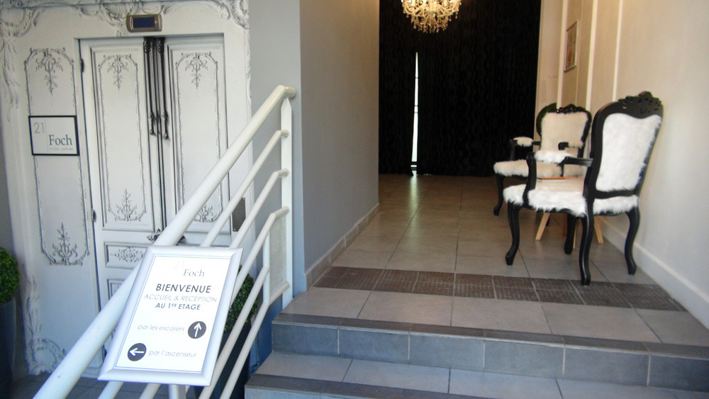 L'entrée et la porte  l’ascenseur cachée dans la déco