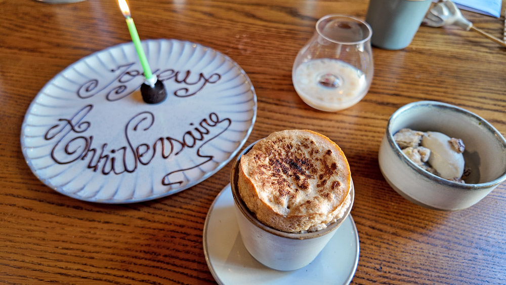 Soufflé à la noisette, praliné et crème glacée au rhum Cinq/Cinq de Distiloire