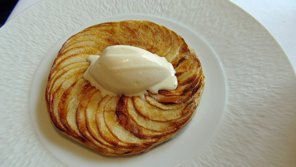 Tarte fine aux pommes caramélisée au fer, glace au lait d'amande amère