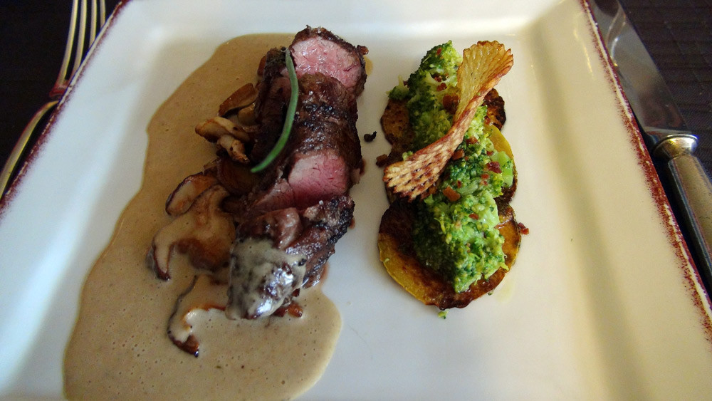 Onglet de veau rôti au lard de Colonnata, crème de cèpes,  embeurrée de brocolis et butternut snacké