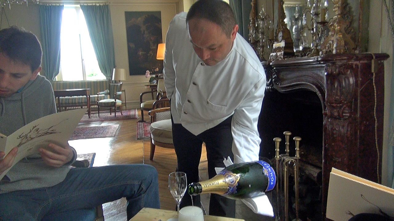 Service du Champagne Pommery par Thibault