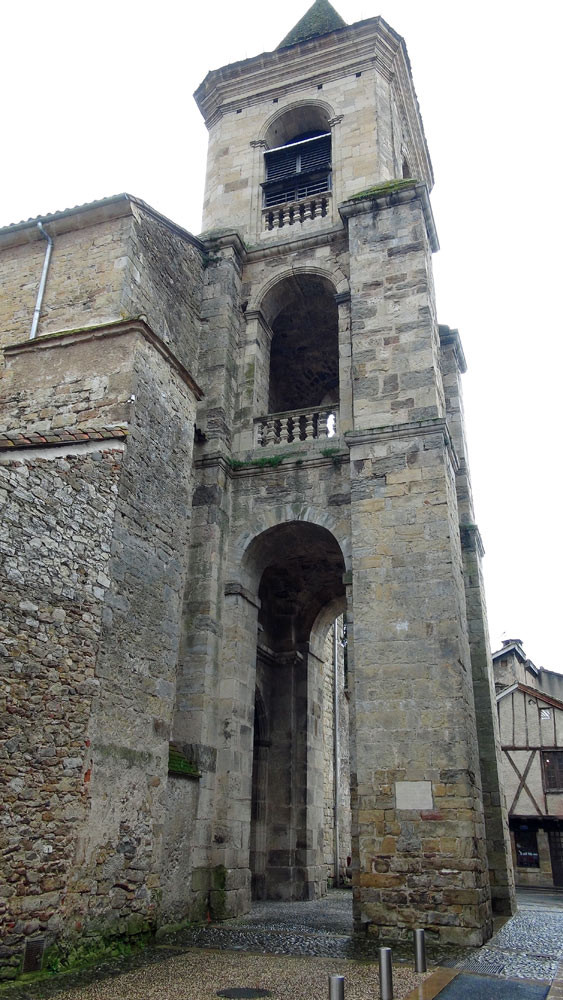 Saint-Céré : L'église Sainte-Spérie du 13 ème siècle 