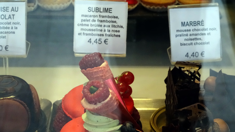 Gâteaux en vitrine (vue de l'extérieur)