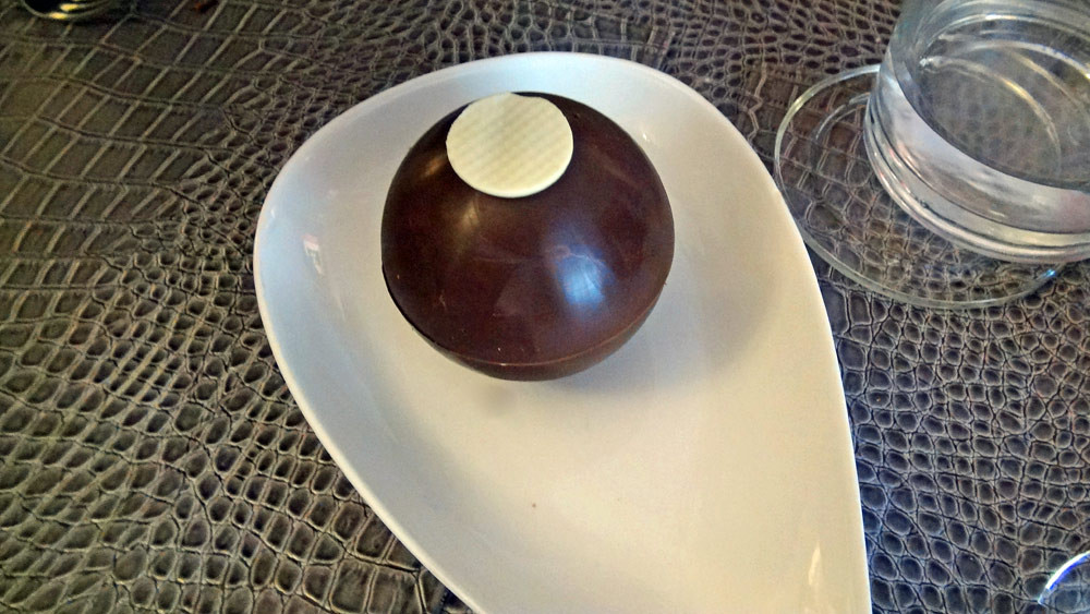 Sphère au chocolat, façon after eight, sauce chocolat - avant