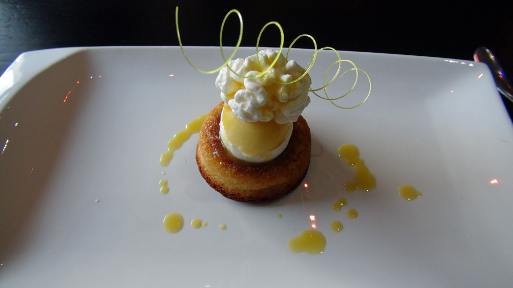 Entremet exotique, sponge cake, ananas poêlé au caramel de beurre salé, sorbet exotique et panna cotta