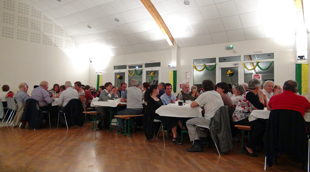 Le dîner dans la salle des fêtes