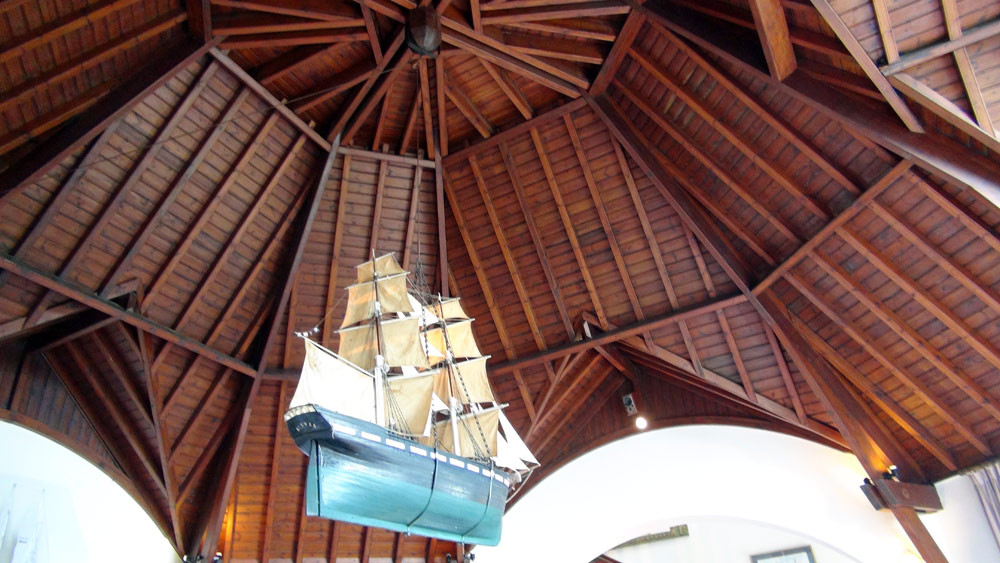 Le plafond en forme de carène de bateau renversée
