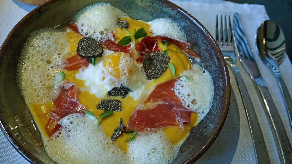 Oeuf fermier cuit à basse-température, mousseline de butternut, Paleta Ibérique (partie avant du cochon) et truffe Melanosporum